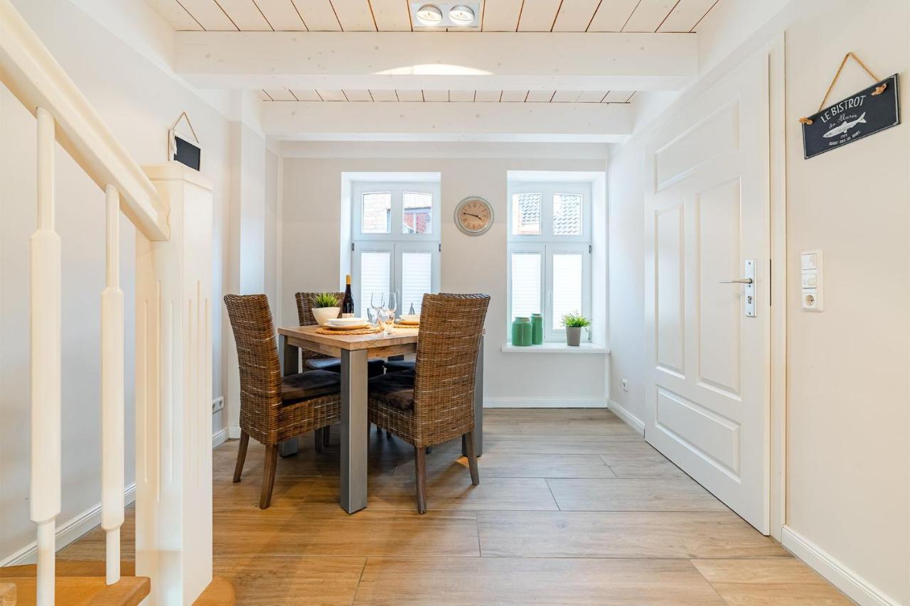 Villa Haus Am Siel 02, Zentral Mit Eigenem Steg à Greetsiel Extérieur photo